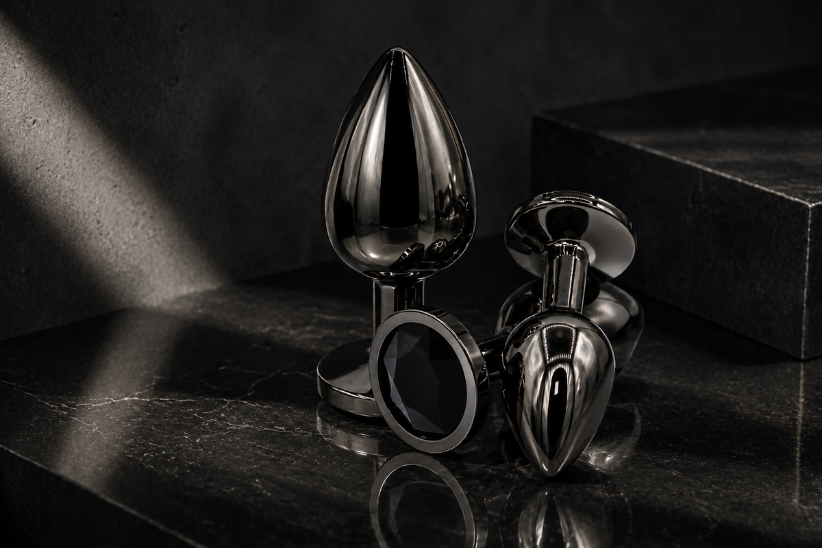 LUXXXE Noir stainless steel plug set showcasing its premium polished construction