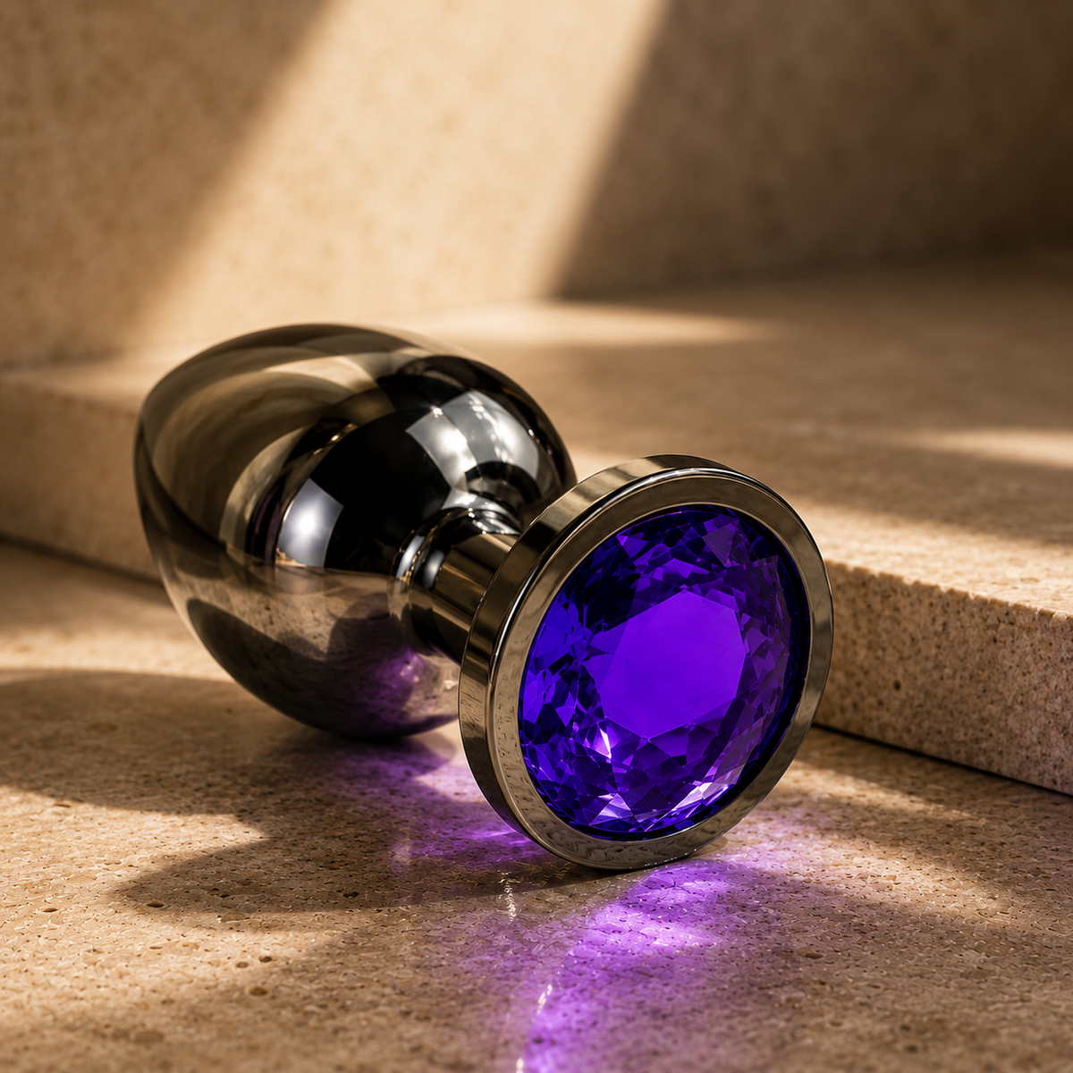 LUXXXE Noir plug highlighting its smooth polished stainless steel finish